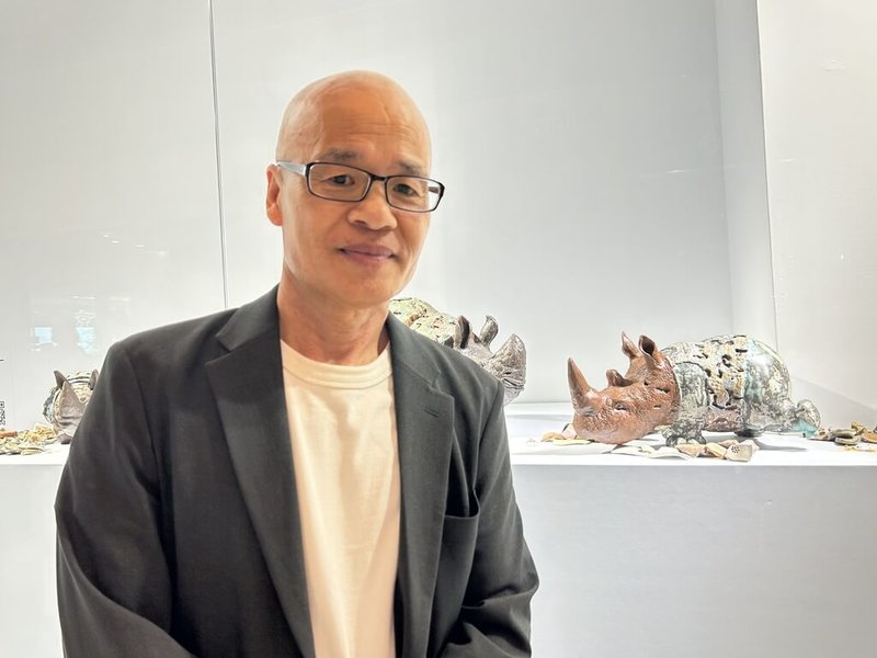 陶藝家陳金旺（圖）在中友百貨時尚藝廊舉辦「友犀旺」泥作展，26日舉行開幕活動，展出33件創作作品。圖為陳金旺與義賣作品「光復犀旺」合影。（中友百貨提供）中央社記者趙麗妍傳真　115年7月26日