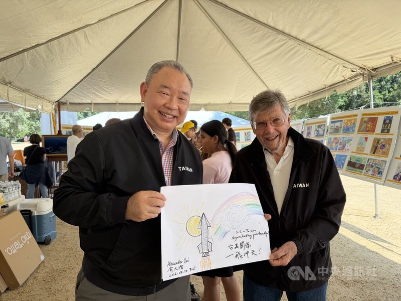 國際兒童藝術基金會舉辦的「世界童玩節」25日在華府國家廣場登場,駐美代表俞大㵢(左)出席活動並體驗聯想創作畫,民進黨前駐美代表處主任彭光理(右)也到場共襄盛舉。中央社記者侯姿瑩華盛頓攝 115年7月26日