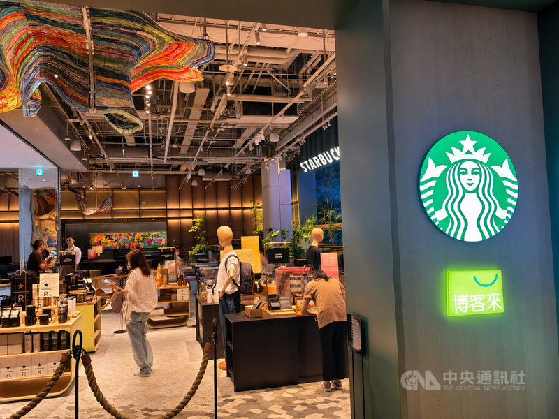 星巴克DREAM PLAZA台北店近期對部分熱門景觀座位區，導入預約及基本消費制度，反映品牌持續調整空間經營策略。中央社記者何秀玲攝 115年7月26日