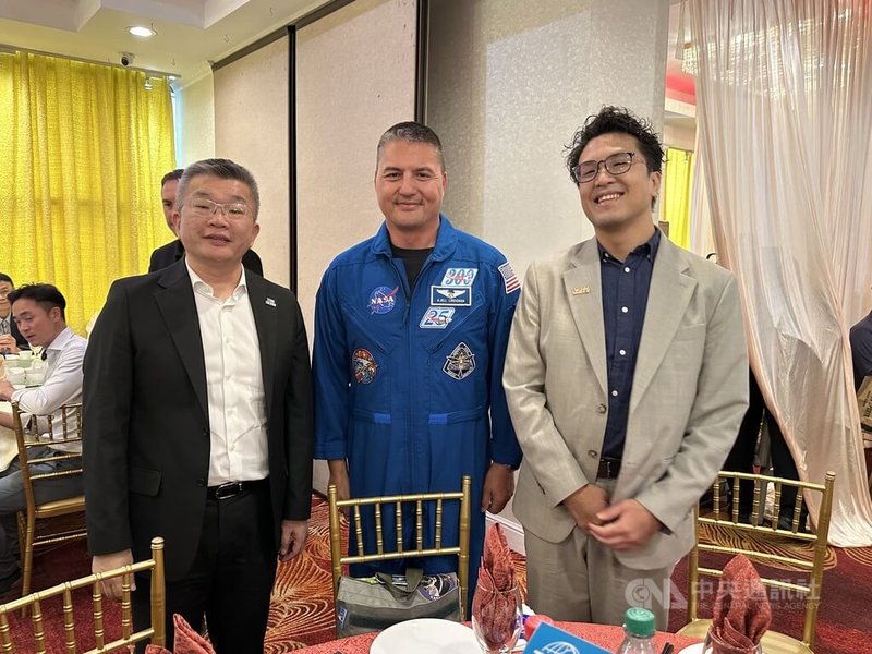 中華職棒大聯盟會長蔡其昌（左起）、美國國家航空暨太空總署太空人林琪兒及民進黨台北市長參選人沈伯洋，美東時間25日出席紐約大都會台灣日前僑宴活動。中央社記者廖漢原紐約攝　115年7月26日