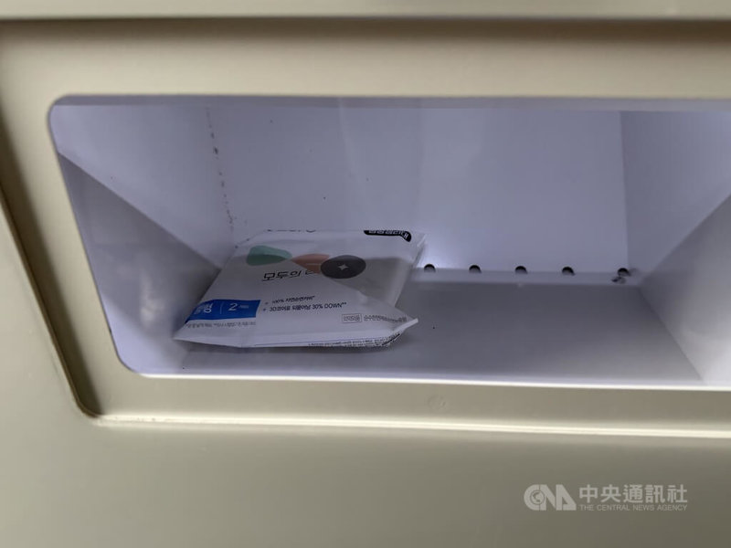 韓國性平等家族部開始試辦「大家的生理用品」,在公共區域設置免費衛生棉機,只要有需求,就可自由領取每包2片的中型(26公分)衛生棉。中央社記者楊啟芳京畿道光明市攝 115年7月26日