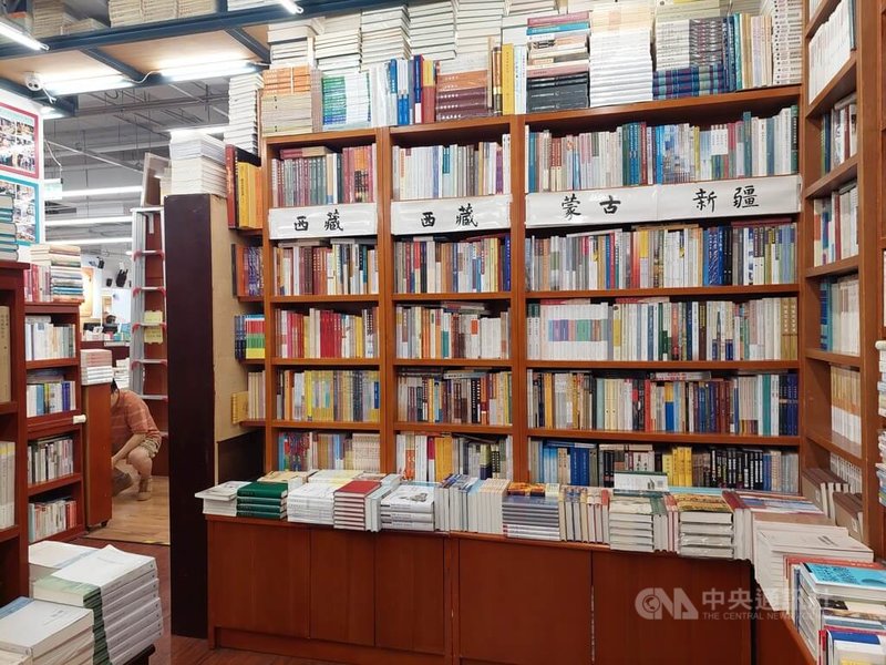 北京萬聖書園是民營學術書店和學人辦店的先驅，書籍種類豐富，在許多讀者心目中，是一家純粹而予人安寧感受的書店。圖為書店一角。中央社記者張淑伶北京攝 115年7月26日