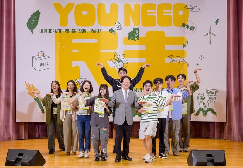兼任民進黨主席的總統賴清德（中）26日出席國務青旗艦營，他說，政治工作是服務國家、服務社會最直接的方式。（民進黨提供）中央社記者葉素萍傳真　115年7月26日