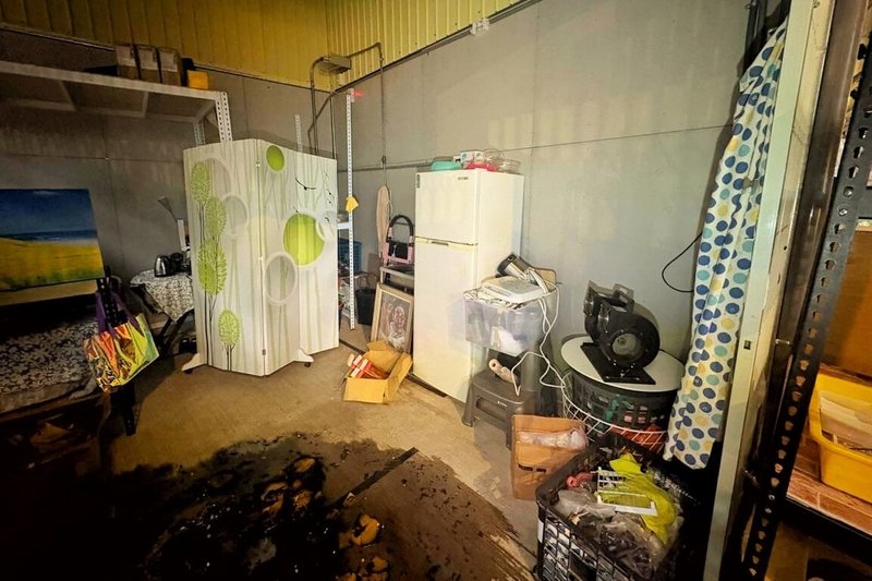 桃園市警局桃園分局26日表示，南門市場商店凌晨火警，火勢迅速撲滅，起火原因疑為蔡男在店內燃燒金紙所致，但蔡男供稱商店為姊姊所有，燒金紙是為了「改運祈福」。不過，店長否認認識蔡男，懷疑蔡男趁機取得店內備用鑰匙後擅自闖入。（桃園市警局桃園分局提供）中央社記者吳睿騏桃園傳真　115年7月26日
