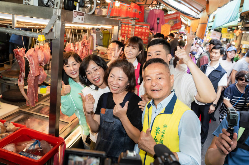 新北市長選舉增溫，民進黨新北市長參選人蘇巧慧（左2）市場拜票獲不少攤商歡迎。她表示，參選以來，掃市場已拜票進行到第2輪。（蘇巧慧競辦提供）中央社記者王鴻國傳真　115年7月26日