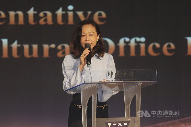 駐馬來西亞台北經濟文化辦事處26日在吉隆坡舉行教育部「臺灣獎學金」及「華語文獎學金」頒獎暨行前說明會，共有137名馬來西亞學生獲獎。駐馬來西亞代表連玉蘋（圖）期許獲獎學生未來成為台馬友誼橋梁，也成為「馬來西亞的台灣大使」。中央社　115年7月26日
