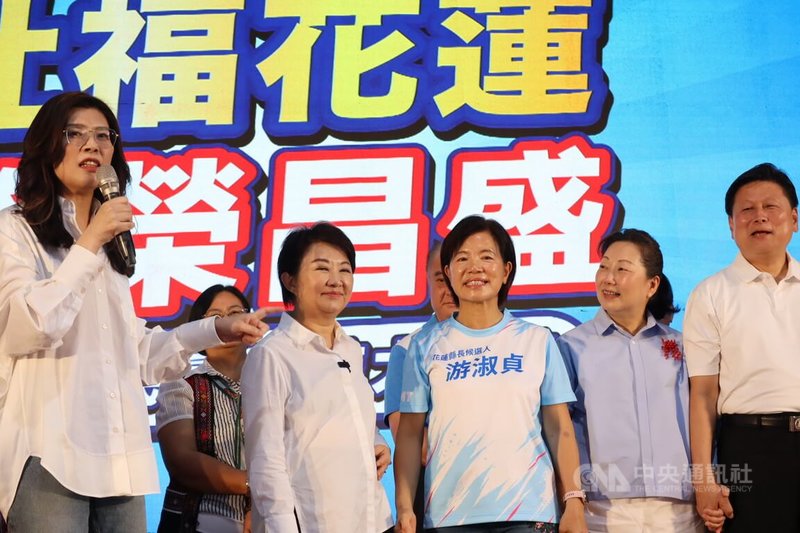 國民黨花蓮縣黨部26日在中正體育館舉辦團結自強大會，黨主席鄭麗文（左1）、台中市長盧秀燕（左2）、花蓮縣長徐榛蔚（右2）、國民黨立委傅崐萁（右1）等人為下屆花蓮縣長參選人游淑貞（中）輔選造勢。中央社記者李先鳳攝　115年7月26日