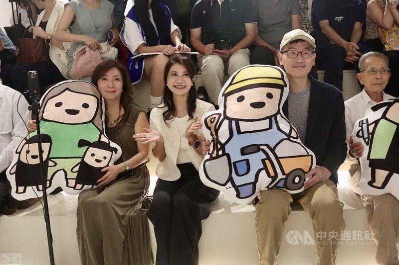 「給台灣的情書 Dear Taiwan,」特展26日在台北BEONE未來共生基地開幕，民進黨立委林楚茵（左2）表示，她是以「愛台灣的公民」身分出席活動，盼更多民眾珍惜投票權，守護民主與台灣。圖右2為陸委會副主委梁文傑，圖左為辜寬敏基金會董事長王美琇。中央社記者王飛華攝　115年7月26日