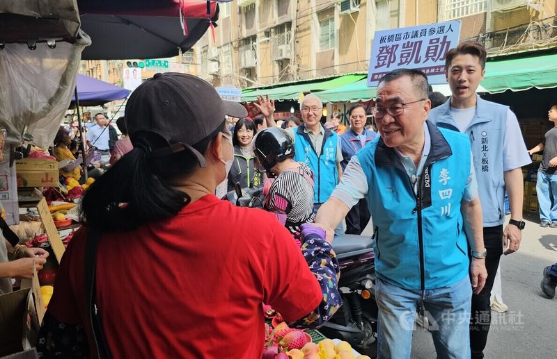 新北市長選戰增溫，國民黨新北市長參選人李四川（右2）展開市場拜票行程，獲不少攤商歡迎。中央社記者王鴻國攝　115年7月26日