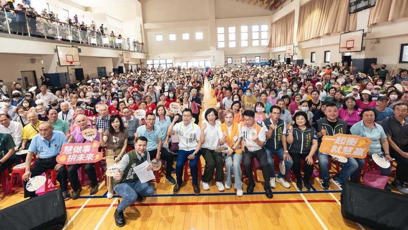民進黨新北市長參選人蘇巧慧(前右8)26日在新莊區出席座談會表示,若擔任市長,將透過完善交通動線,舉辦更多親子活動,串聯新莊廟街、體育園區、中港大排及宏匯廣場,形成觀光十字廊帶。(蘇巧慧競辦提供)中央社記者王鴻國傳真 115年7月26日