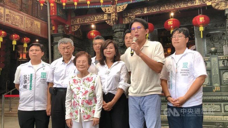 中聯問題油案未歇，國民黨25日在凱道舉辦集會，民眾黨創黨主席柯文哲（左2）26日在基隆市慈雲寺受訪時質疑政府掩蓋。民眾黨主席黃國昌（右2）則要求民進黨主席、總統賴清德說清楚。中央社記者王朝鈺攝　115年7月26日