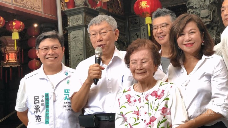 對於2028年藍白合作共推正副總統人選議題，民眾黨創黨主席柯文哲（左2）26日在基隆市慈雲寺受訪，面對記者追問時表示，說不定台灣民眾黨還有更強總統候選人。中央社記者王朝鈺攝　115年7月26日