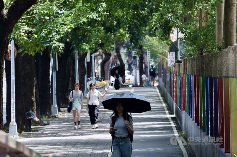 中央氣象署26日表示，27日是未來一週水氣最多的一天，中部以北午後留意局部大雨或豪雨。圖為民眾在台北市中正區撐傘遮陽。中央社記者張皓安攝 115年7月26日