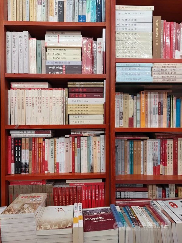 當前中國的許多書店都會放置一整台有關中共總書記習近平的書籍，而在萬聖書店的專業操作下，這類書籍以黨史分類呈現，並非政治表態。中央社記者張淑伶北京攝 115年7月26日