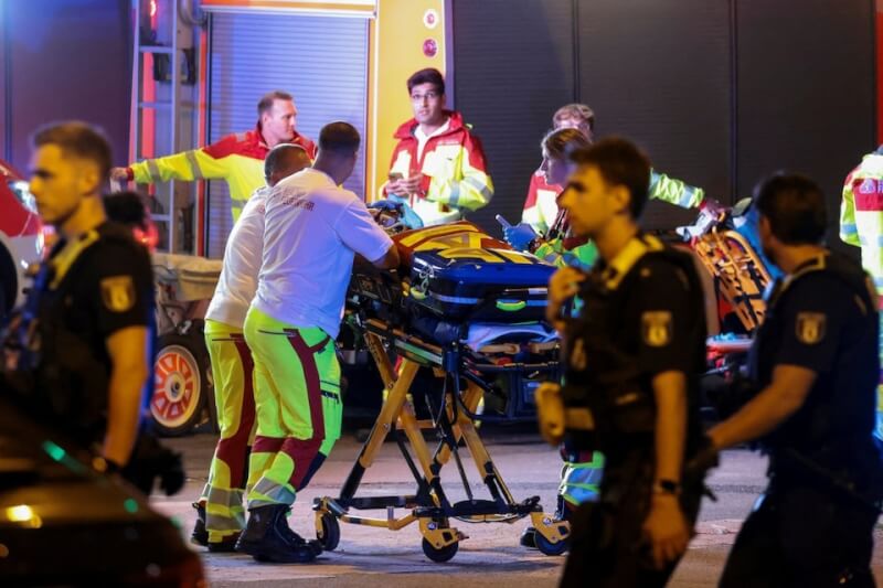 一輛汽車25日晚間衝入德國柏林知名的同志大遊行人群，造成1人死亡，至少15人受傷。救援人員在現場協助治療傷者。（路透社）
