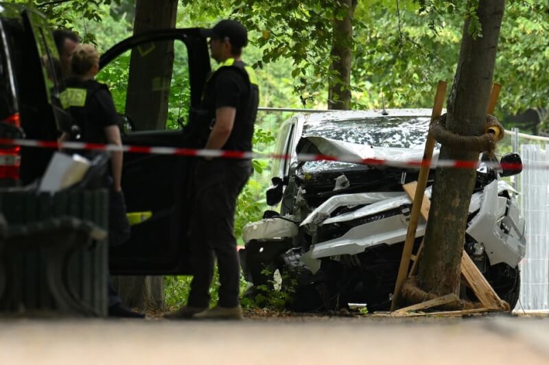26日晚間一輛汽車衝進柏林同志遊行人群，造成1死、16傷。（路透社）
