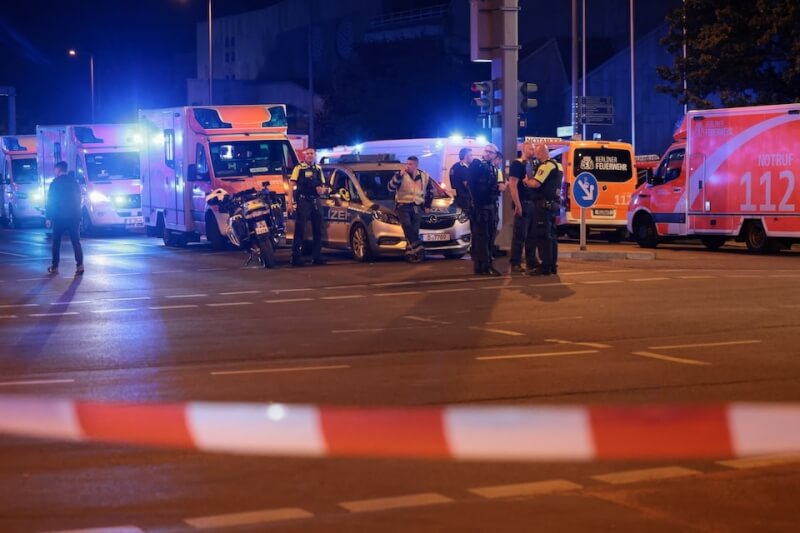 一輛車25日晚間在柏林同志遊行附近衝撞人群，造成1人死亡、17人受傷。（路透社）