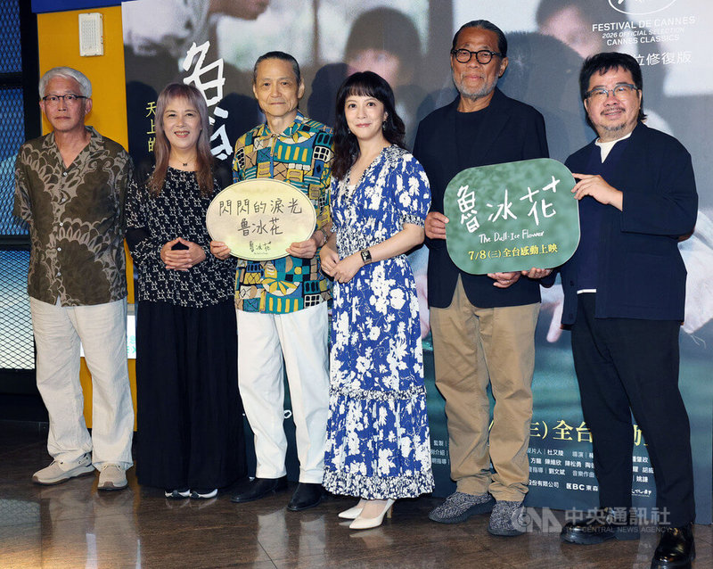 台灣經典國民電影「魯冰花」37週年大團圓特別場26日在西門國賓大戲院放映,國家電影及視聽文化中心董事長褚明仁(右起)、攝影師李屏賓、主演李淑楨、導演楊立國、主題曲原唱曾淑勤、美術指導張財銘出席。中央社記者郭日曉攝 115年7月26日