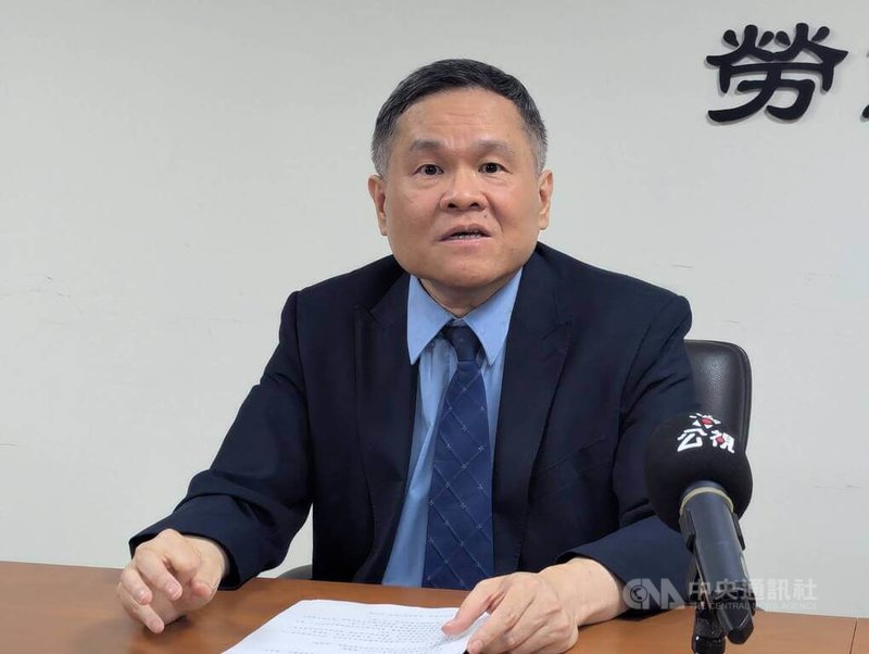 勞動部27日召開最低工資審議會暨諮詢會聯席會議，政務次長李健鴻出席會後記者會，說明討論事項。中央社記者張雄風攝　115年7月27日
