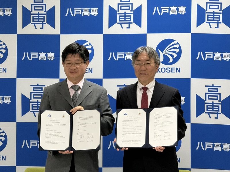 國立新化高工26日與日本青森縣八戶工業高專簽署合作備忘錄，新化高工校長陳志清（左）與青森縣八戶高專校長土屋範芳（右）合影。（郭貞慧提供）中央社記者戴雅真東京傳真　115年7月27日