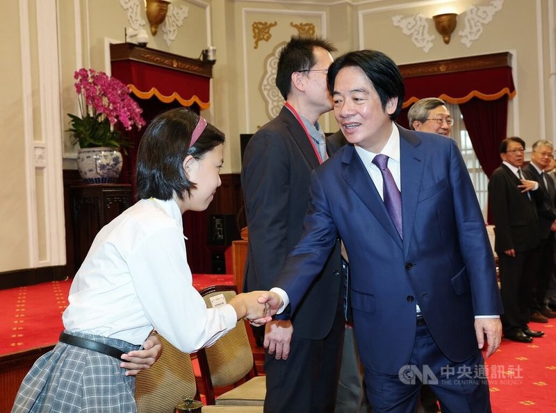 總統賴清德（前右）27日在總統府接見中華民國第66屆中小學科學展覽會第一名作品師生，賴總統勉勵學生保持好奇心、不要害怕失敗。中央社記者郭日曉攝  115年7月27日