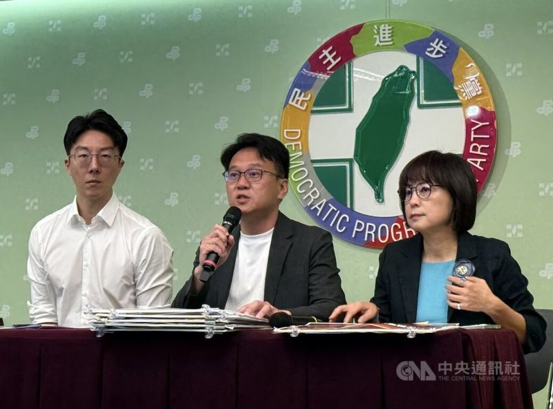 民進黨新竹市長參選人莊競程（中）與民進黨立委林月琴（右）、民進黨發言人吳崢（左）27日在民進黨中央黨部召開「新竹有安，寢食難安！高虹安食安把關失靈，面對疑慮永遠說不清」記者會，提出相關說明。中央社記者王揚宇攝 115年7月27日