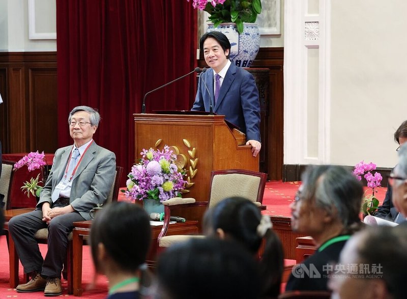 總統賴清德（後中）27日在總統府接見中華民國第66屆中小學科學展覽會第一名作品師生，賴總統說，他從學生作品看到滿滿創意、細緻觀察力，以及全心全力的付出，每一位獲獎都是實至名歸。中央社記者郭日曉攝  115年7月27日