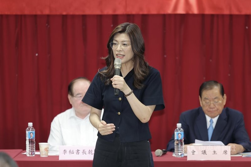 中國國民黨第22屆115年度中央評議委員會議27日在中央黨部舉行，黨主席鄭麗文（前）致詞表示，透過凱道的「反毒台」集會活動，已看到國民黨已從羊群變成獅群。中央社記者翁睿坤攝　115年7月27日