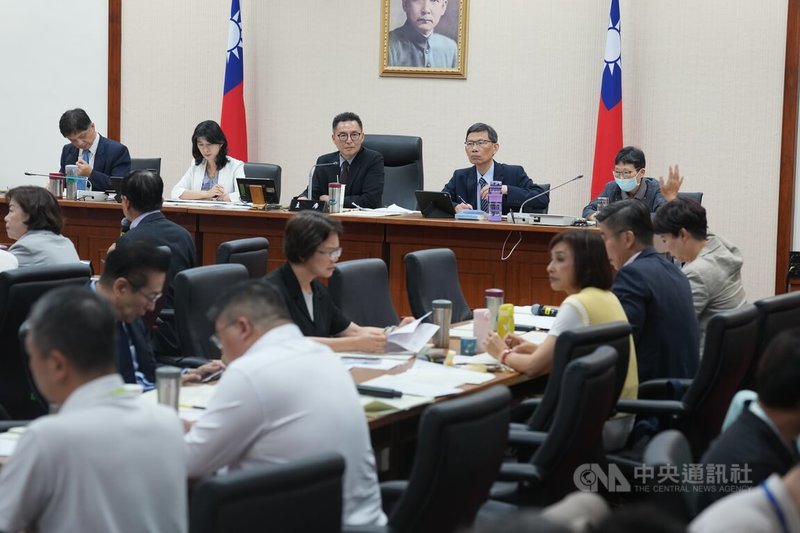 立法院經濟、外交國防、財政3委員會聯席會議，27日逐條審查「國防自主無人載具採購特別條例草案」共14個版本。後中為召集人民眾黨立委洪毓祥。中央社記者徐肇昌攝　115年7月27日