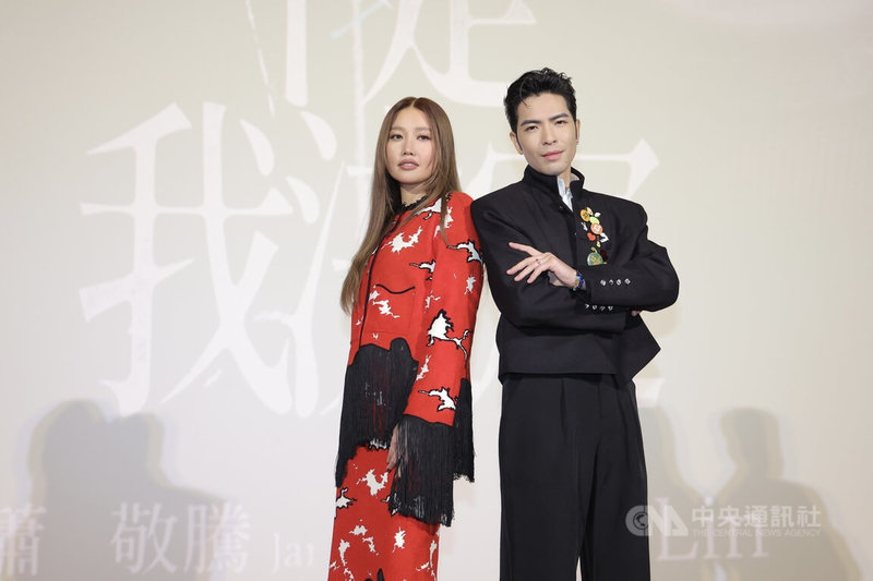 「愛上你不是我決定」微電影首映會27日在台北大巨蛋秀泰影城舉行,歌手A-Lin(左)、蕭敬騰(右)首次合作演出,2人映前合影。中央社記者翁睿坤攝 115年7月27日