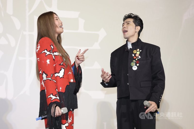 「愛上你不是我決定」微電影首映會27日在台北大巨蛋秀泰影城舉行,歌手A-Lin(左)、蕭敬騰(右)合作演出,2人現場清唱微電影主題曲。中央社記者翁睿坤攝 115年7月27日