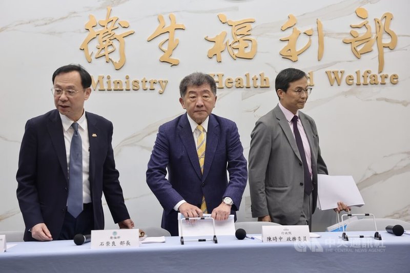 中聯致癌油案，行政院政務委員陳時中（中）27日出席衛福部記者會，親上火線說明第三方獨立調查結果。左為衛福部長石崇良、右為食藥署長姜至剛。中央社記者王飛華攝　115年7月27日