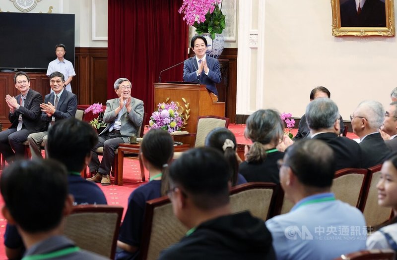 總統賴清德（後中）27日在總統府接見中華民國第66屆中小學科學展覽會第一名作品師生，肯定獲獎同學的優秀表現，並為大家鼓掌喝采。中央社記者郭日曉攝  115年7月27日