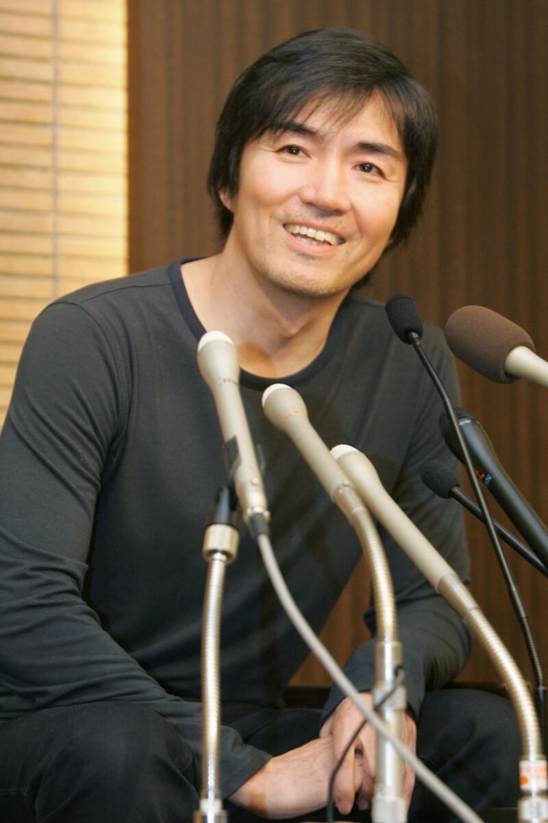 日本知名推理小說作家東野圭吾23日因大腸癌病逝，享壽68歲。圖為東野圭吾2006年1月獲得直木獎後，在東京丸之內出席記者會。（共同社）