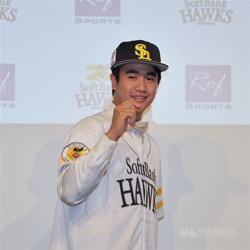 日職福岡軟銀鷹隊20歲台灣投手張峻瑋（圖）轉正式球員、將披上軟銀背號17號球衣。（中央社檔案照片）