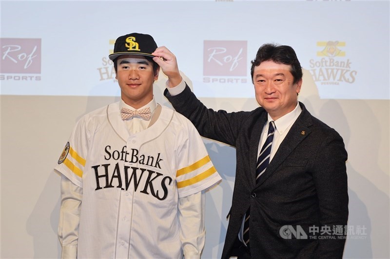 日職福岡軟銀鷹隊20歲台灣投手張峻瑋（圖）27日轉正式球員，穿上17號球衣，他設定一軍單季10勝為目標。（中央社檔案照片）