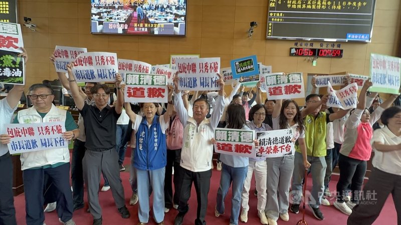 問題油品案延燒，民主進步黨台中市議會黨團與中國國民黨團成員27日在台中市議會舉牌互嗆，會議一度中斷。中央社記者趙麗妍攝　115年7月27日