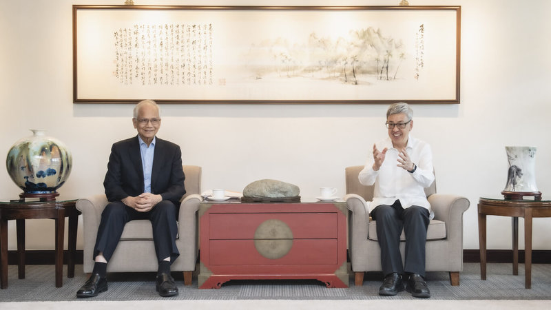 中央研究院長陳建仁（右）24日接待前立法院長游錫堃（左）及國立宜蘭大學訪問團，就海洋科學、人工智慧、無人載具、生質能源及人才培育等議題深入交流。（中研院提供）中央社記者張雄風傳真　115年7月27日