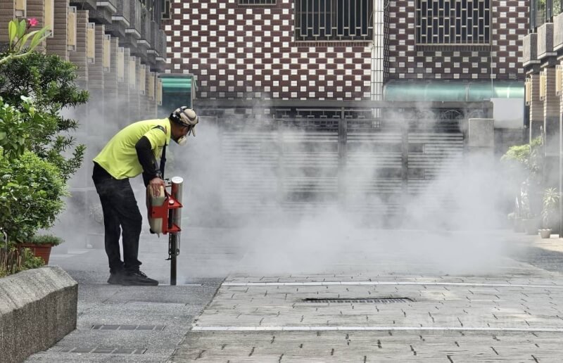 圖為防疫人員在高雄市三民區噴藥清消防治登革熱。（中央社檔案照片）