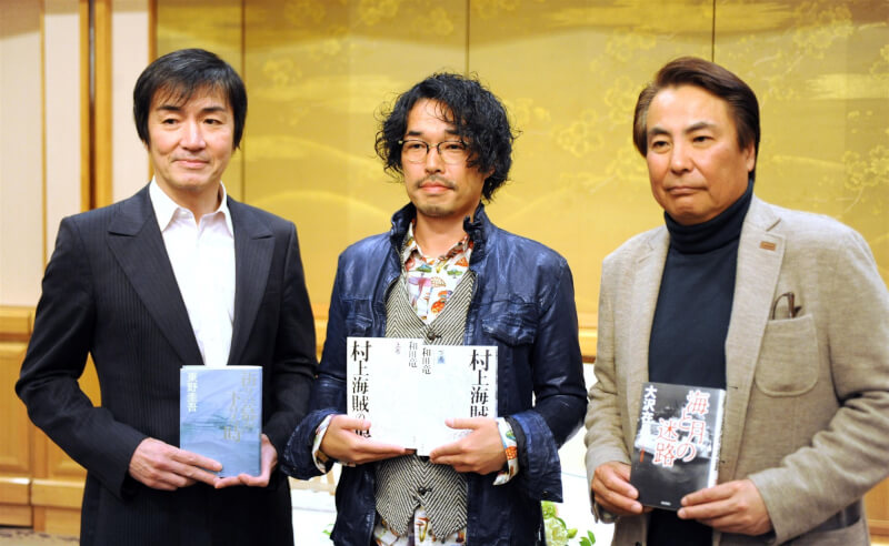 日本知名推理小說作家東野圭吾（左）2014年獲得吉川英治文學獎。（共同社）