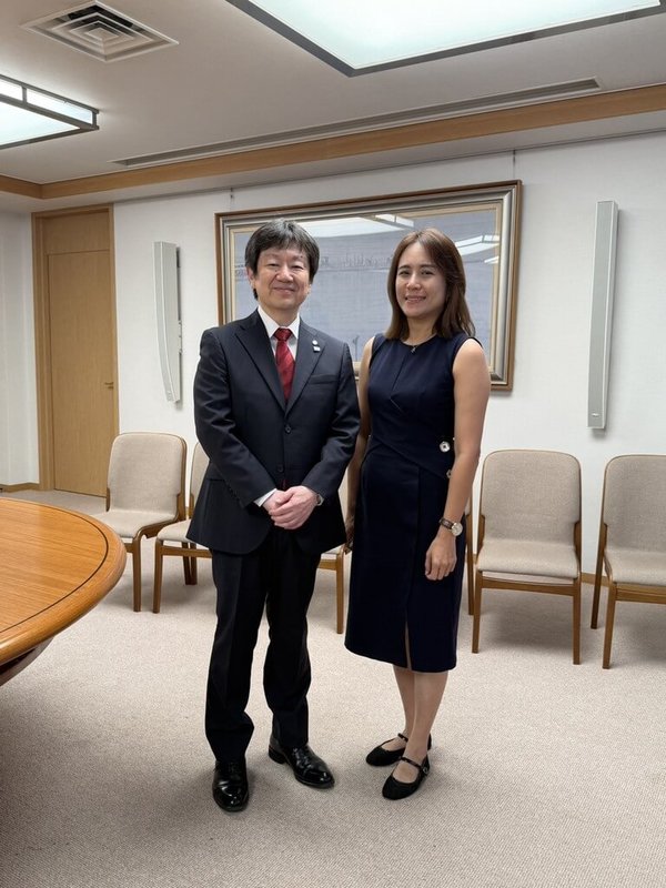 國立新化高工與日本青森縣八戶工業高專簽署備忘錄,兩校代表27日拜會青森縣廳副知事奧田忠雄(左)報告交流事宜,居中促成這項跨國校際合作的台南市台日文化友好交流基金會榮譽董事長郭貞慧(右)與會。(郭貞慧提供)中央社記者戴雅真東京傳真 115年7月27日
