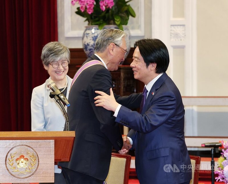 總統賴清德(右)27日上午在總統府頒授「大綬景星勳章」給日本台灣友好議員聯盟會長古屋圭司(前左),古屋圭司致詞後,賴總統上前擁抱致意。中央社記者郭日曉攝 115年7月27日
