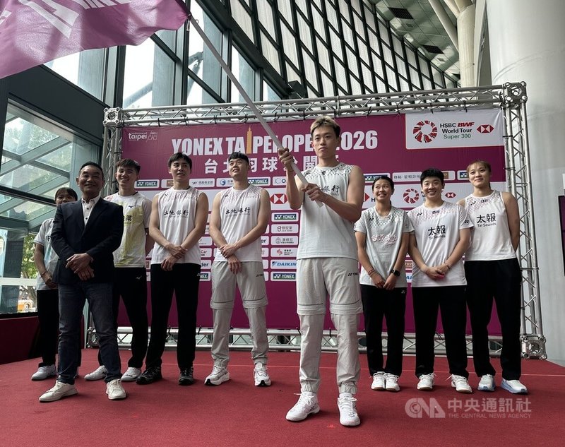 BWF超級300等級的台北羽球公開賽28日開打，27日舉辦賽前記者會，羽球選手林俊易（掌旗者）等人出席。中央社記者黎建忠攝　115年7月27日