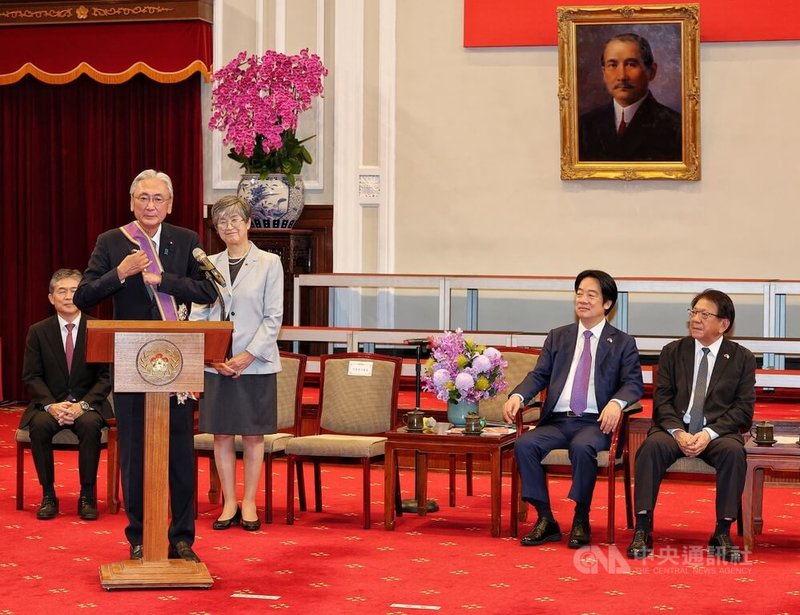 總統賴清德（右2）27日上午在總統府頒授「大綬景星勳章」給日本台灣友好議員聯盟會長古屋圭司（左2）；古屋圭司表示，「日本台灣友好議員聯盟」目前已有323位跨黨派國會議員參與，未來將持續推動台日友好交流。中央社記者郭日曉攝　115年7月27日