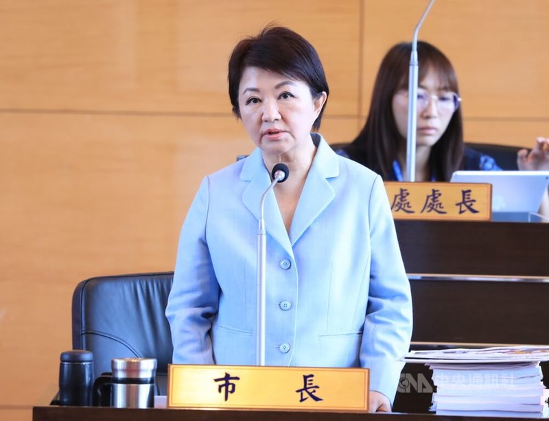 台中市長盧秀燕（前）28日列席議會備詢，有關中聯油品稽查問題，她表示，食安法規定「得」不是「必」，本來就沒有強制性，全國超過一定規模的油廠，都是自主檢驗，不能指責、卸責地方。中央社記者趙麗妍攝　115年7月28日