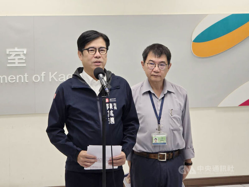 有媒體報導，台北市長蔣萬安指高雄市長陳其邁在行政院召開的食安會議上口氣強硬。陳其邁（左）28日接受媒體聯訪表示，當天是討論修法，不是爭執誰是誰非。中央社記者蔡孟妤攝　115年7月28日
