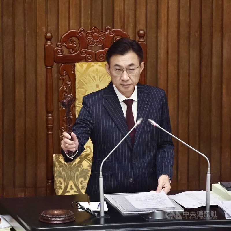 為防制毒駕，立法院會28日三讀通過修正道交條例部分條文，增訂毒駕或拒絕毒測者一律吊銷駕照，且不論車輛屬何人所有都將沒入，毒駕拒測者首次開罰新台幣27萬元、第2次開罰45萬元；毒駕致人重傷或死亡者，終身不得再考照。圖為立法院副院長江啟臣敲槌通過。中央社記者王飛華攝　115年7月28日