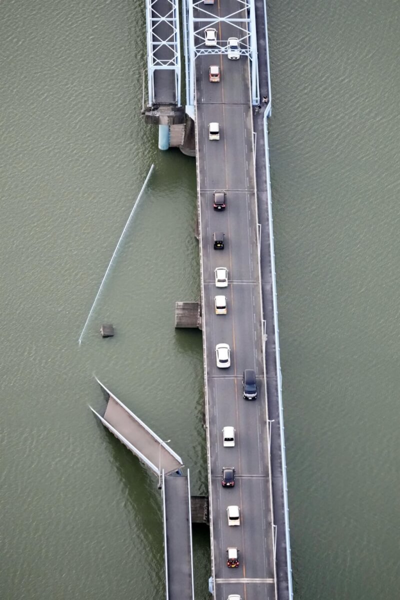 日本熊本縣28日發生強震，當地八代市「植柳橋」也出現受損情形，部分路段崩塌、橋面掉入河中，根據警方表示，崩落部分為行人與單車專用路段。（共同社提供）中央社　115年7月28日