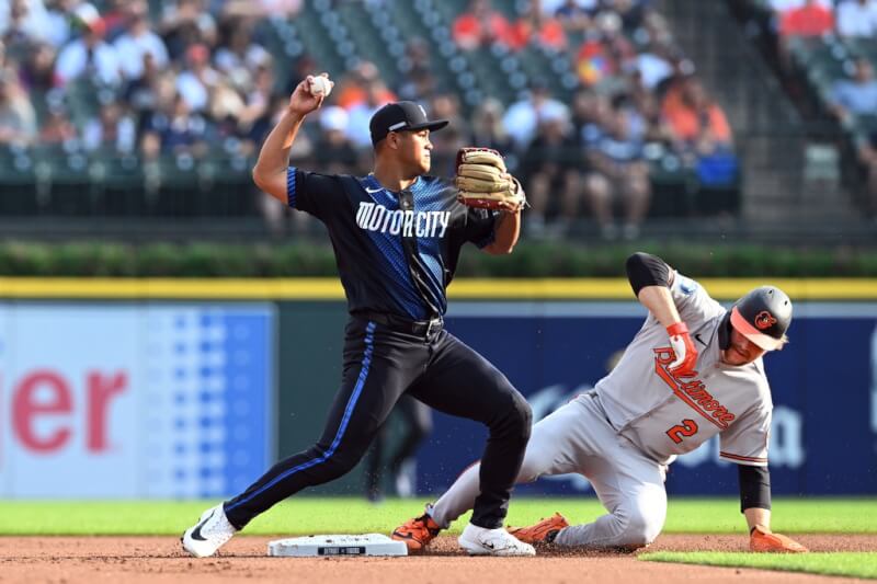 MLB底特律老虎隊台灣好手李灝宇（左）28日對巴爾的摩金鶯隊的比賽中，敲出1支安打，延續連續場次安打至12場。（美聯社）