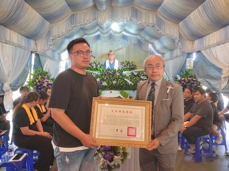 宜蘭縣傳統工藝「竹籐工藝－泰雅族傳統男子工藝」及「纖維工藝－泰雅族傳統男子工藝」保存者陳双成辭世，享壽91歲。文化部文化資產局長陳濟民（右）28日代表頒贈文化部旌揚狀，由陳双成侄曾孫楊皓軒（左）代表受贈，表彰其終身奉獻於泰雅族傳統竹籐工藝與纖維工藝之貢獻。（文化部提供）中央社記者邱祖胤傳真　115年7月28日
